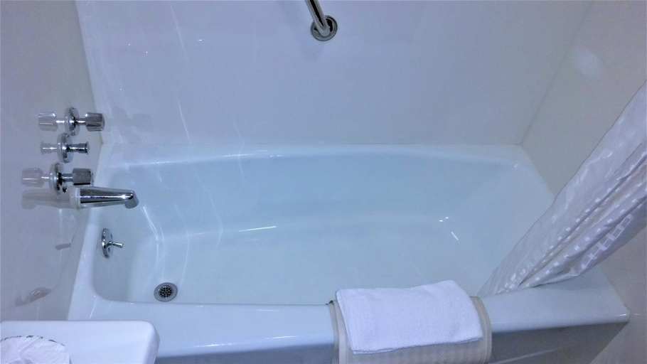 Bathroom 4, Super 8 by Wyndham Williams, Hamilton