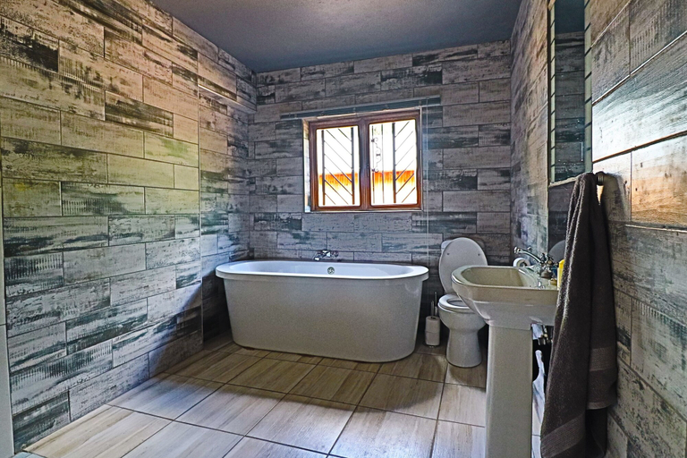 Bathroom 5, Kruger Park Hostel, Ehlanzeni