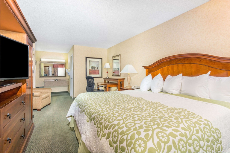 Bedroom 3, Days Inn by Wyndham Klamath Falls, Klamath