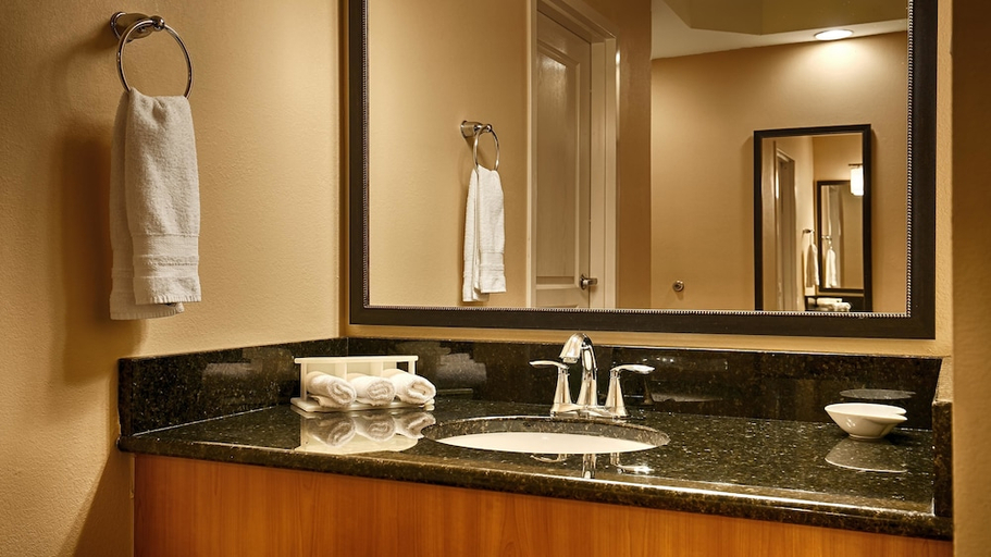 Bathroom 5, Best Western Plus Kingsland, Camden
