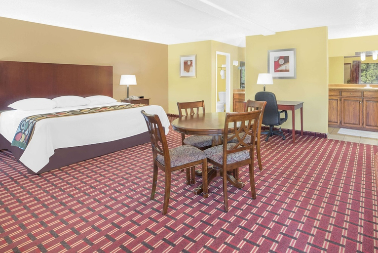 Bedroom 3, Super 8 by Wyndham Kerrville TX, Kerr