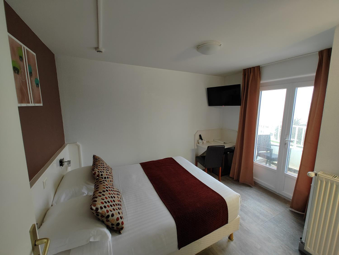 Bedroom 2, Logis Hotel Les Bleuets, Charente-Maritime