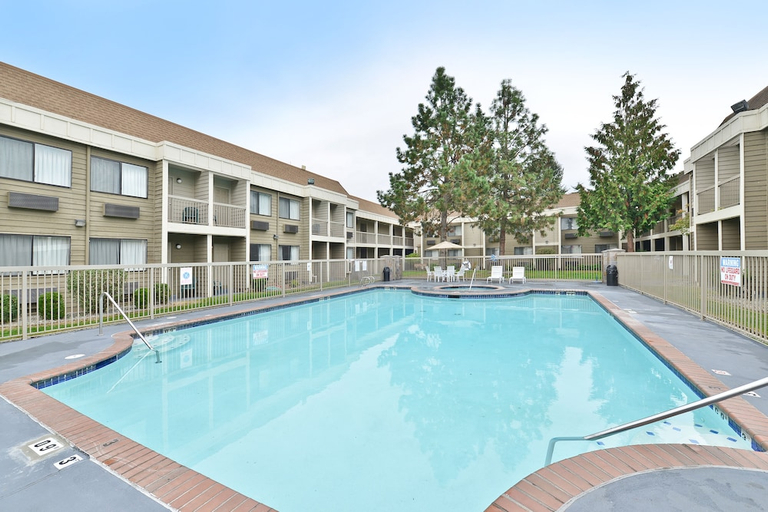 Sport & Beauty 5, Ramada by Wyndham Kent Seattle Area, King