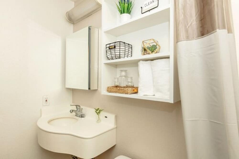 Bathroom, Rodeway Inn Jasper, Jasper