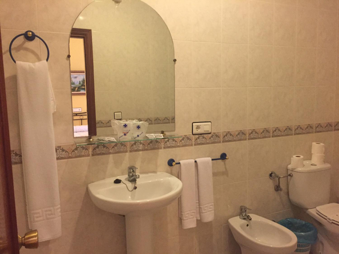 Bathroom 3, Hotel Meson Fuente del Pino, Cádiz