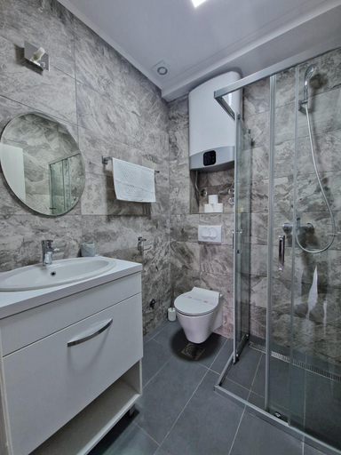 Shower 2, Villa Preciosa