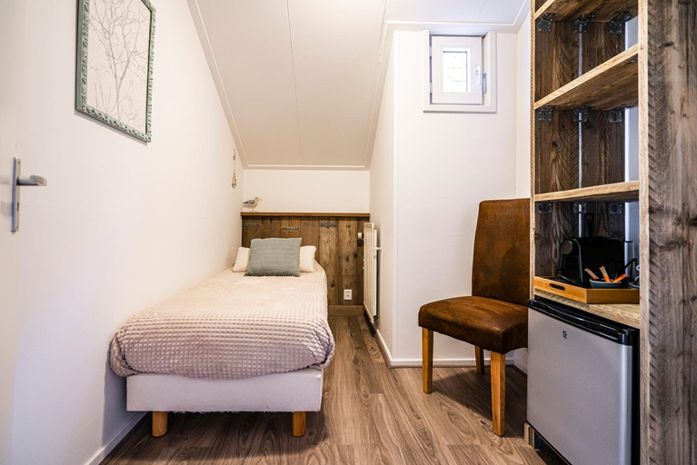 Bedroom 2, Bruist, Sluis