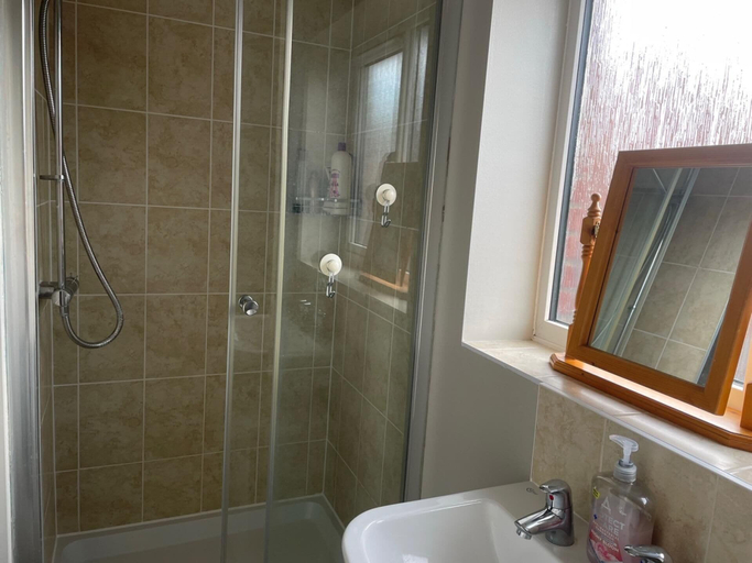 Bathroom 5, Fantastic, pet Friendly 3 Bedroom House in Bedford, Bedfordshire
