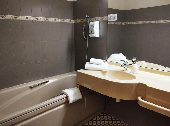 Bathroom, Hotel Restaurant de France, Aude