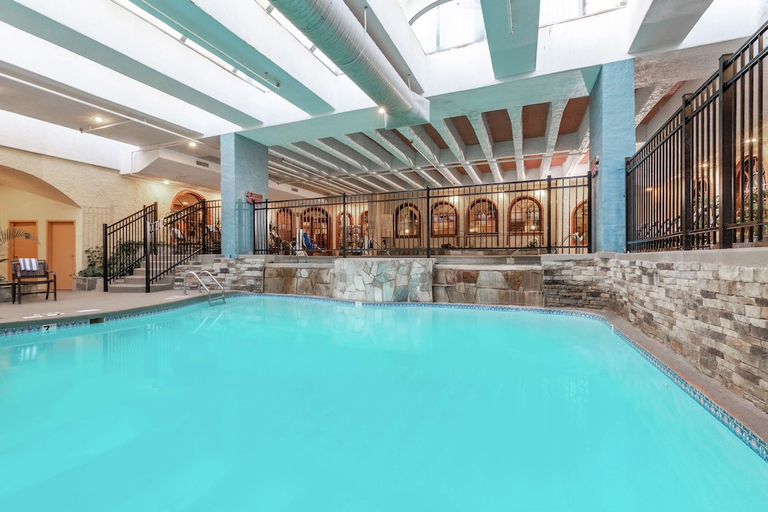 Sport & Beauty 2, Embassy Suites by Hilton Kansas City Plaza, Kansas City