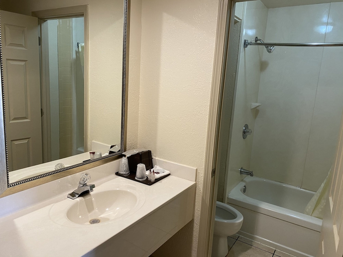 Bathroom 4, Great Western Inn, Geary