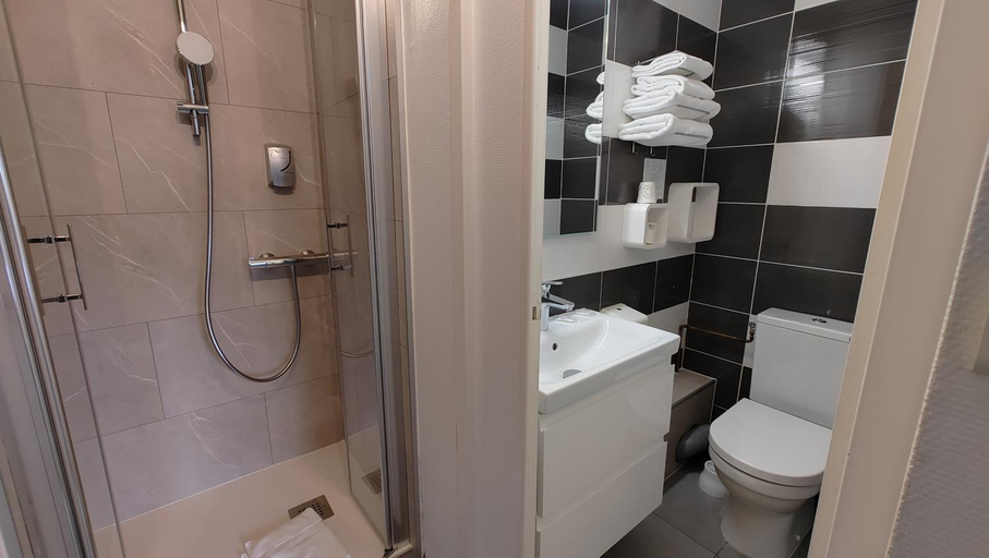 Bathroom 3, Logis Hotel Les Bleuets, Charente-Maritime
