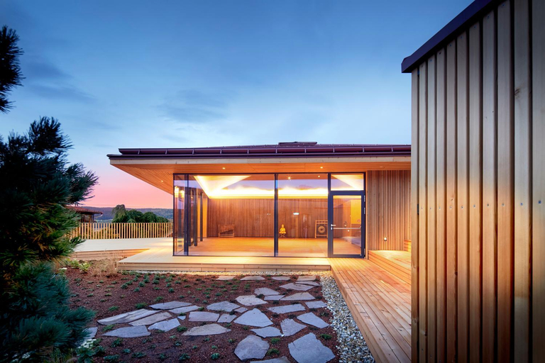 Exterior & Views