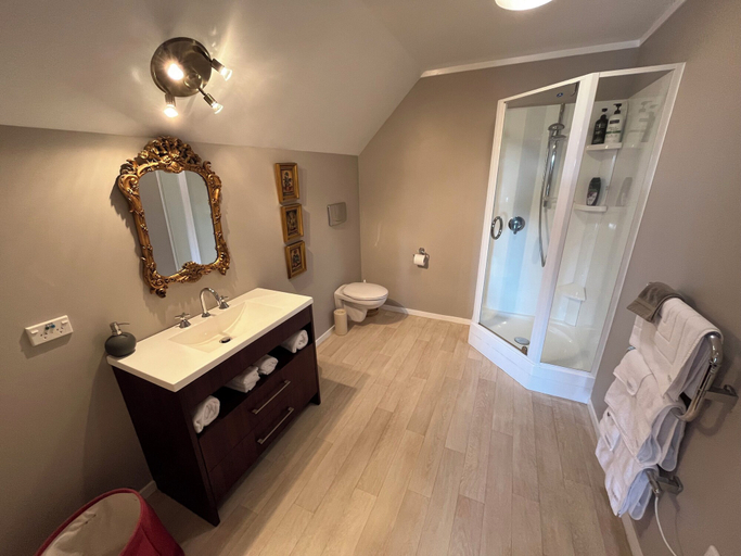 Bathroom 4, Tudor Manor Bed & Breakfast, Kapiti Coast