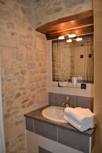 Bathroom 3, Hotel Reine Mathilde, Calvados