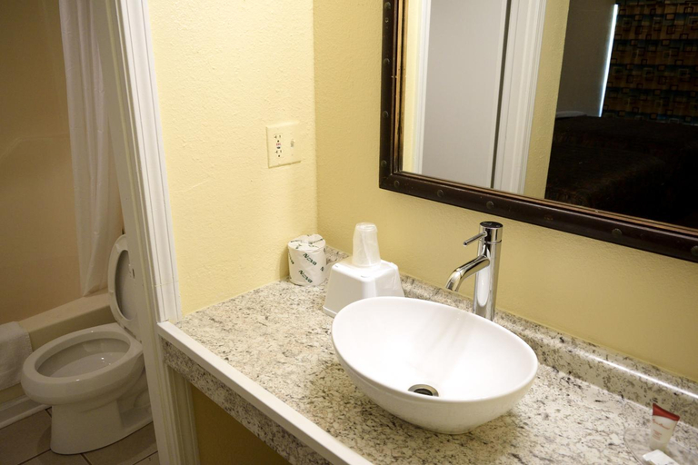 Bathroom 4, Red Carpet Inn Battleboro, Nash
