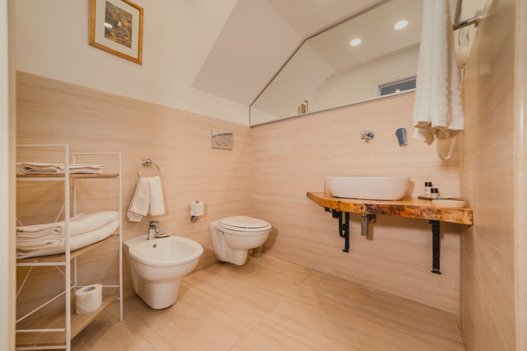 Bathroom 5, Hotel Villa Giulia, Syracuse
