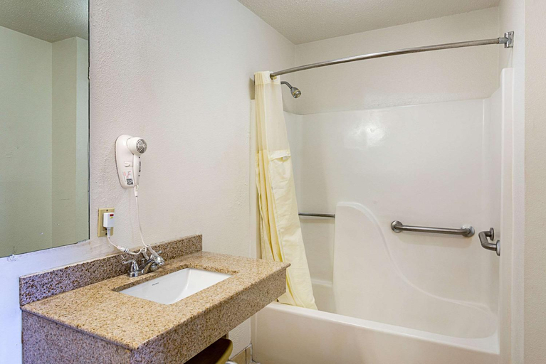 Bathroom 4, Parkway Inn of Birmingham, Jefferson