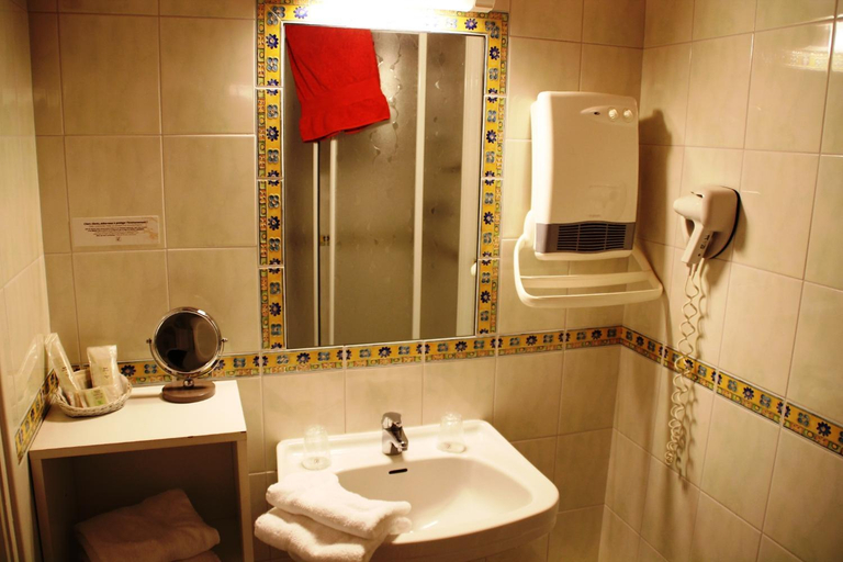 Bathroom 4, Hotel des Chazes, Cantal