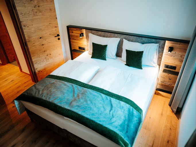 Room 4, Large Apartment With Balcony & Terrace on Ski Slope, Zell am See