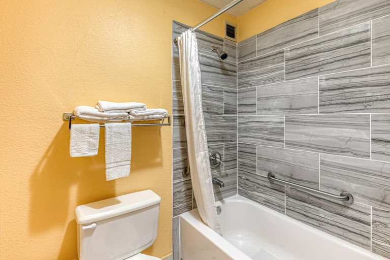 Bathroom 3, Rodeway Inn & Suites Jefferson, Marion