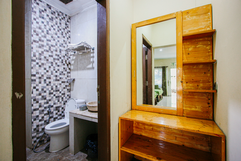 Bathroom 13