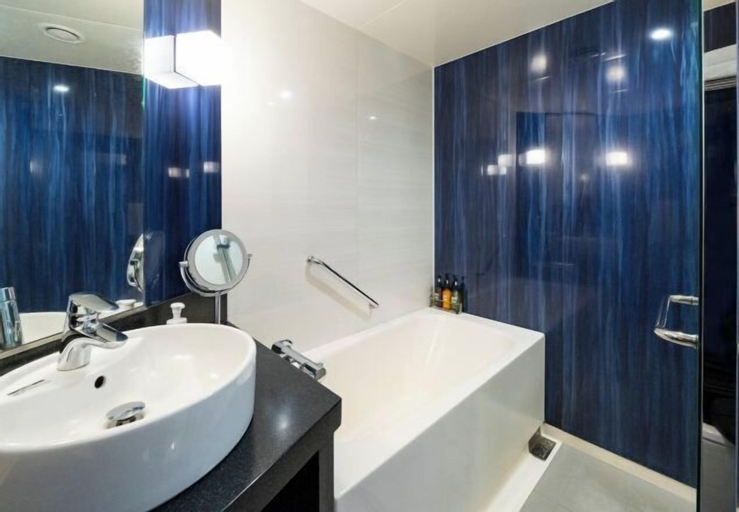 Bathroom 14