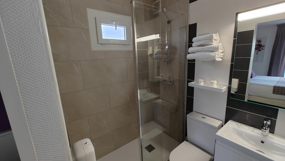Bathroom 3, Logis Hotel Les Bleuets, Charente-Maritime