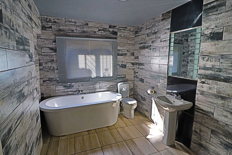 Bathroom 5, Kruger Park Hostel, Ehlanzeni