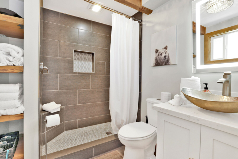 Bathroom 4, BIG Bear Gambrel #2066, San Bernardino