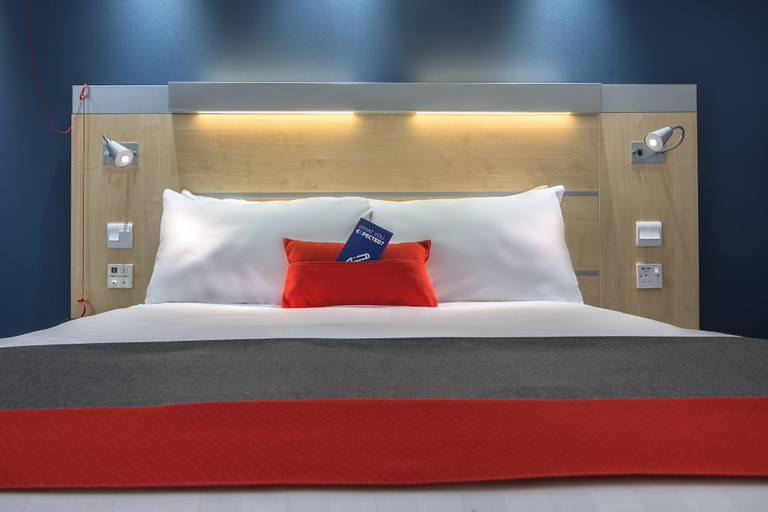 Bedroom 5, Holiday Inn Express KETTERING by IHG, Northamptonshire