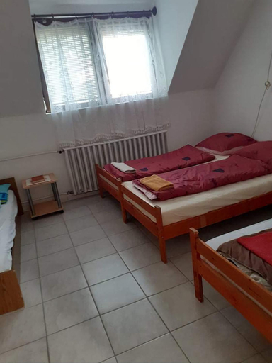 Others 4, Pihenes a Malomtonal privat berlemeny, Tapolca