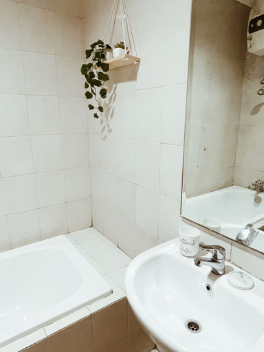 Bathroom, Urban Oasis 1 Staycation in Central Jakarta - Rooftop Pool and Garden, Central Jakarta