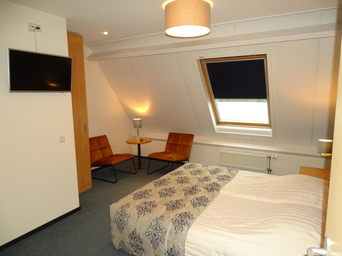 Bedroom 2, Hotel Cafe Restaurant "De Kroon", inclusief ontbijt, Noord-Beveland