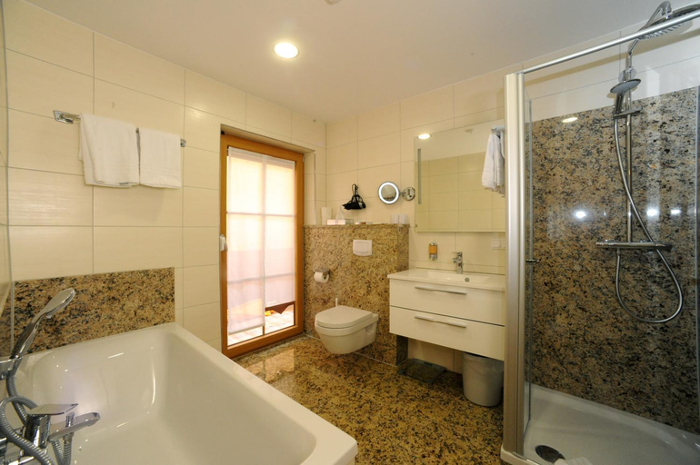 Bathroom 2, Wander und Aktiv Hotel Rosslwirt, Cham