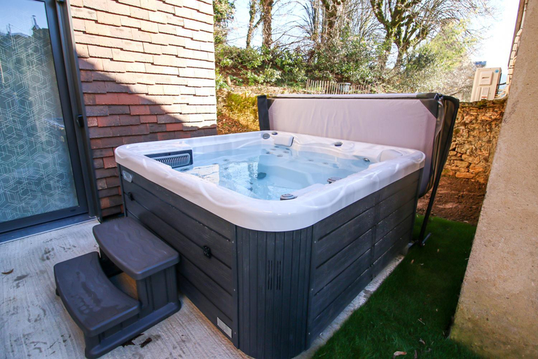 Others 5, Vita, Jacuzzi Partage & Parking avec Borne de Recharge Voiture Electrique, Dordogne