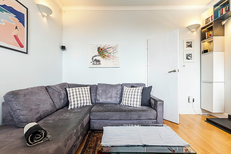 Others 5, Charming One-bedroom Gem in Earls Court, London