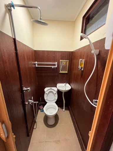 Bathroom 2, Inap Nekmi Kuala Terengganu With Pool, Kuala Terengganu
