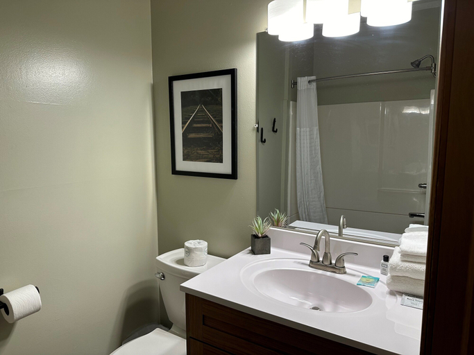 Bathroom 5, EverSpring Inn & Suites, Pennington