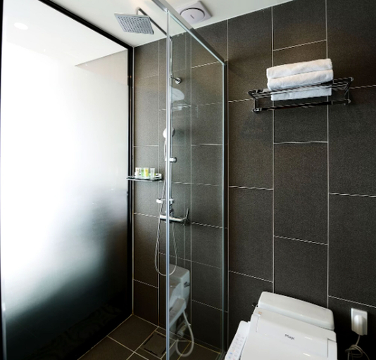 Bathroom 5, Ramada Sokcho Hotel, Sokcho