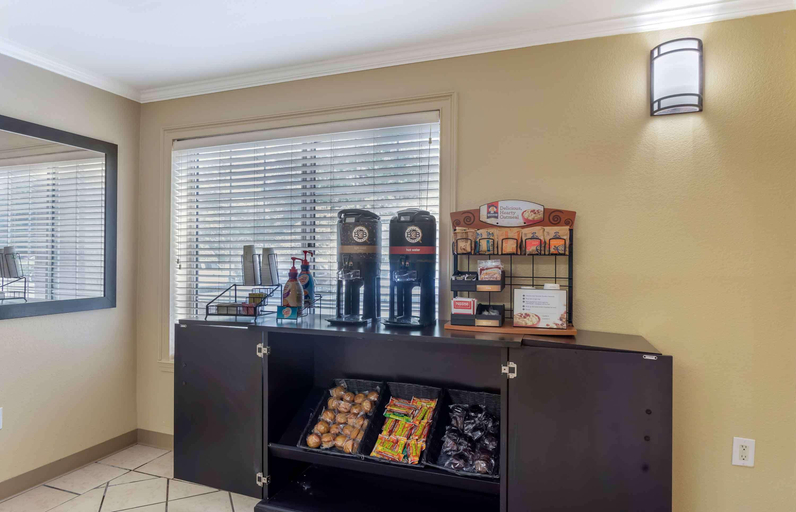Food & Drinks 5, Studio 6 Extended Stay Memphis Airport TN, Shelby