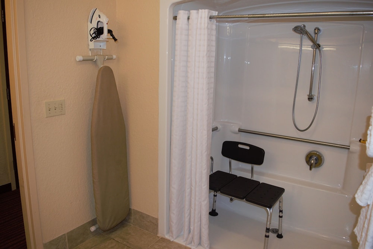 Bathroom 4, Best Western Plus Strawberry Inn & Suites, Knox