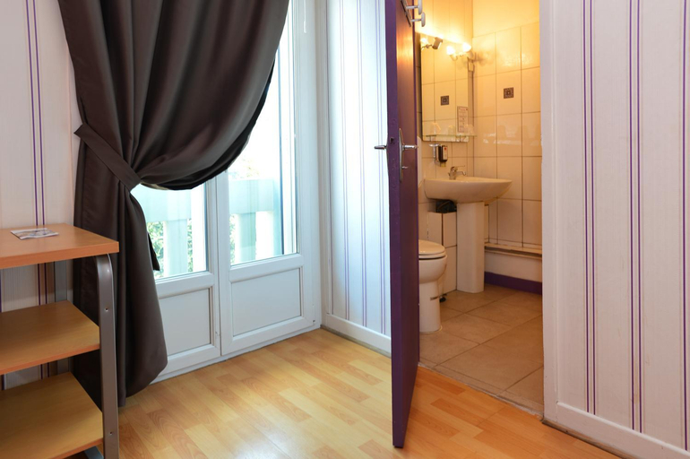 Bathroom 4, Hotel La Croix Blanche, Hautes-Pyrénées