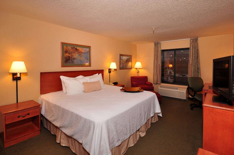 Bedroom 3, Hampton Inn Kansas City The Legends, Kansas City