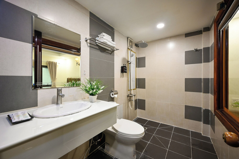 Bathroom 5, Red Sun Airport Saigon Hotel, Tân Bình