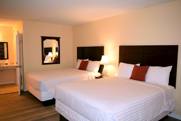 Bedroom 3, Red Carpet Inn Battleboro, Nash