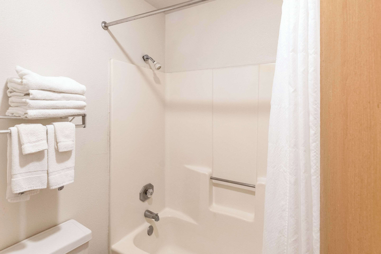 Bathroom 5, Econo Lodge Fredericksburg, Gillespie