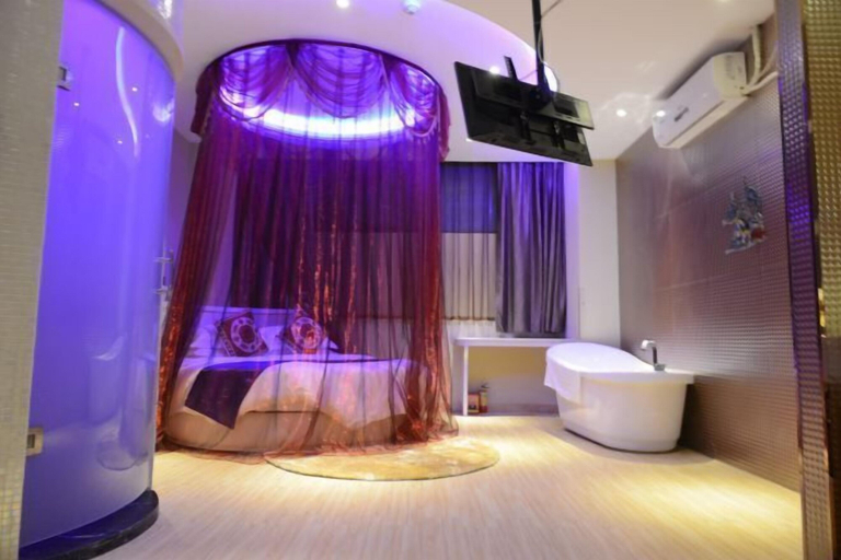 Others 2, We Love Hotel, Shiyan