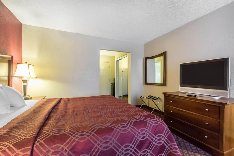 Bedroom 2, Econo Lodge Inn and Suites Joplin MO, Newton