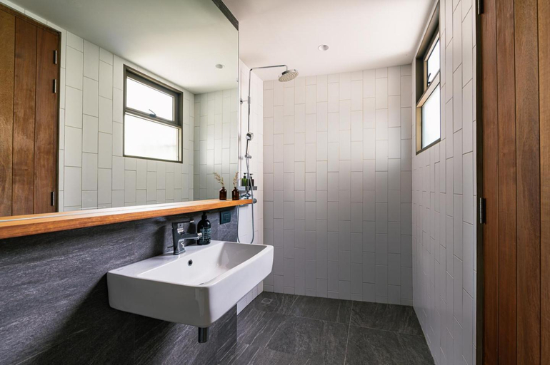 Bathroom 1, APT476, Khlong San